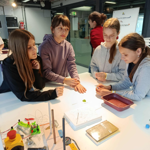 Magnetyczny powab elektromagnetyzmu zajęcia w laboratorium IV-V .
