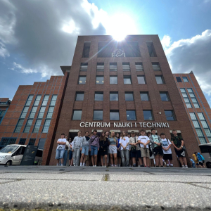 Przed Centrum Nauki i Techniki