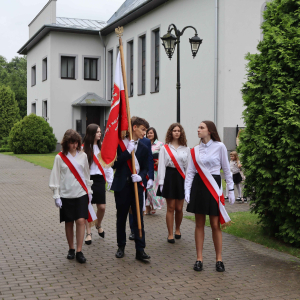 Poczet sztandarowy w drodze do szkoły