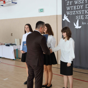 Wójt Gminy Dzwola wręcza stypendia naukowe absolwentkom