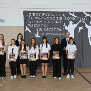 Wręczenie nagród książkowych dla klasy 5