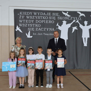 Wręczenie nagród książkowych dla absolwentów przedszkola.