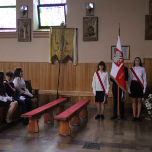 Poczet sztandarowy podczas mszy św.