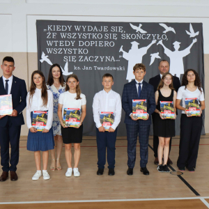 Wręczenie nagród książkowych dla klasy 6