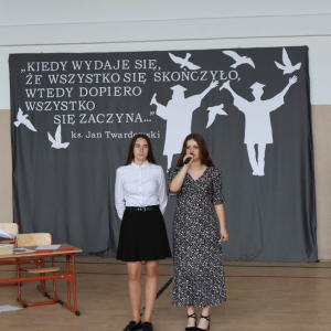 Występ absolwentek- recytacja wiersza