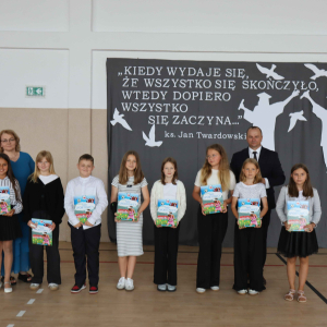 Wręczenie nagród książkowych dla klasy 4