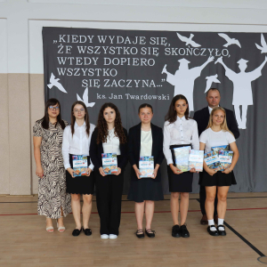 Wręczenie nagród książkowych dla klasy 7
