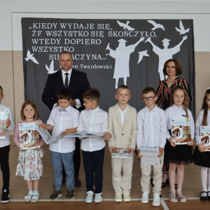 Wręczenie nagród książkowych dla klasy 1