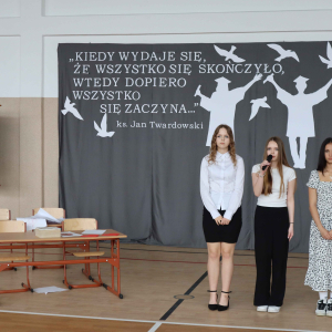 Występ absolwentek- recytacja wiersza