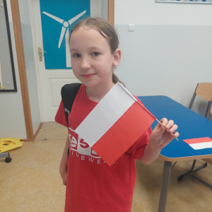 Patriotyczne akcenty – własnoręcznie wykonana flaga Polski. Z okazji świąt majowych dzieci tworzyły symbole narodowe, ucząc się szacunku do barw ojczystych.