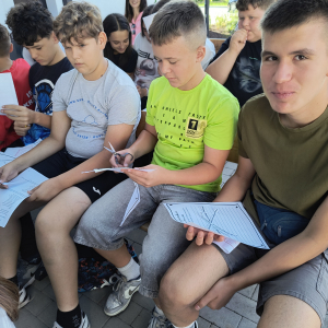 Narodowe Czytanie 2025 - uczeniowie klasy siódmej wykonują zadania literackie2