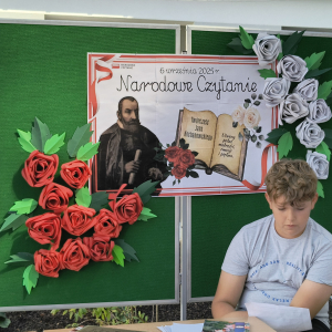 Narodowe Czytanie 2025- uczeń klasy VII czyta fraszki Jana Kochanowskiego.