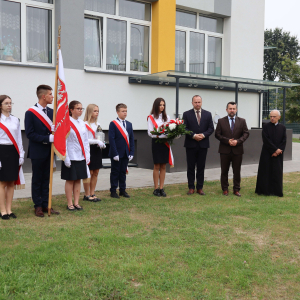 Złożenie kwiatów i zapalenie znicza przy obelisku  asp. Bolesława Stasieckiego