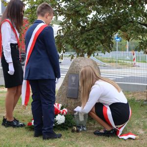 Złożenie kwiatów i zapalenie znicza przy obelisku  asp. Bolesława Stasieckiego