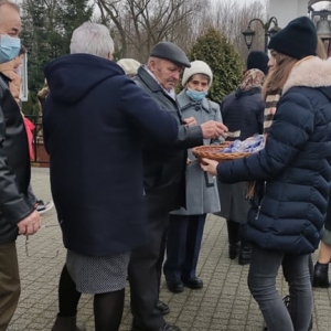 „Wigilijne Dzieło Pomocy Dzieciom” – świece rozprowadzają wolontariusze z klasy VIII 