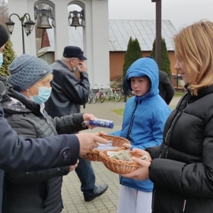 „Wigilijne Dzieło Pomocy Dzieciom” – świece rozprowadzają wolontariusze z klasy VII  