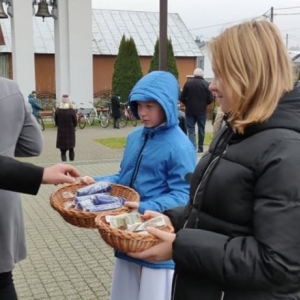 „Wigilijne Dzieło Pomocy Dzieciom” – świece rozprowadzają wolontariusze z klasy VII  