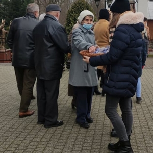 „Wigilijne Dzieło Pomocy Dzieciom” – świece rozprowadzają wolontariusze z klasy VIII 