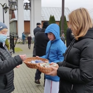 „Wigilijne Dzieło Pomocy Dzieciom” – świece rozprowadzają wolontariusze z klasy VII  