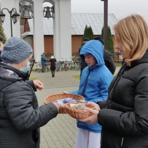 „Wigilijne Dzieło Pomocy Dzieciom” – świece rozprowadzają wolontariusze z klasy VII  