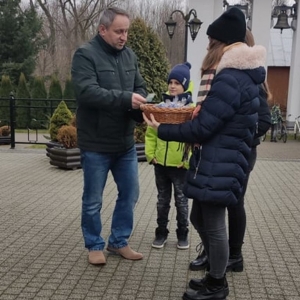 „Wigilijne Dzieło Pomocy Dzieciom” – świece rozprowadzają wolontariusze z klasy VIII 