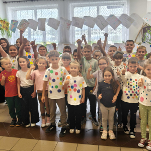 „Prace pełne pasji i talentu – tak uczniowie klas IV–VIII świętują Dzień Kropki.