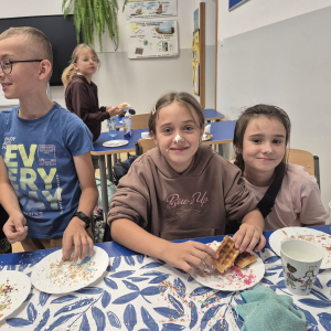 Wspólna degustacja – radość i śmiech przy stole.