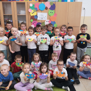 Zdjęcie grupowe  z kropkowymi pracami.