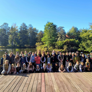 Uczniowie klas 4-6 podczas zwiedzania Zwierzyńca