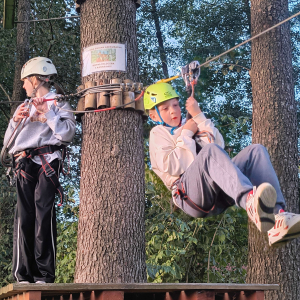 Uczniowie podczas przejścia w parku linowym w Krasnobrodzie (2)