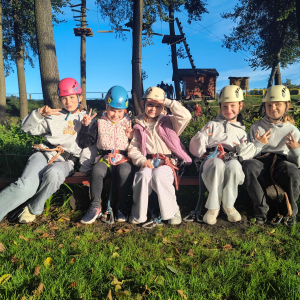 Uczniowie podczas wstępnego instruktażu w parku linowym w Krasnobrodzie (2)