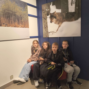 Uczniowie klasy 4 podczas zwiedzania wystawy Roztoczańskiego Parku Narodowego