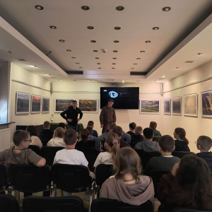 Uczniowie klas 4-6 podczas projekcji filmu o Roztoczu (2)