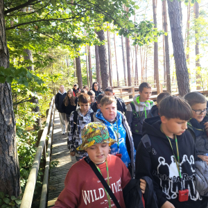 Uczniowie klas 4-6 podczas spaceru nad Stawy Echo w Zwierzyńcu