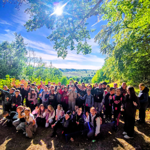 Uczniowie klas 4-6 w punkcie widokowym Roztoczańskiego Parku Narodowego Bukowa Góra