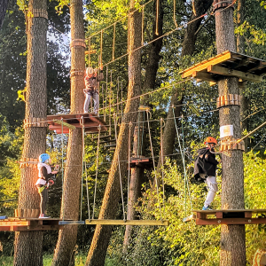 Uczniowie podczas przejścia w parku linowym w Krasnobrodzie