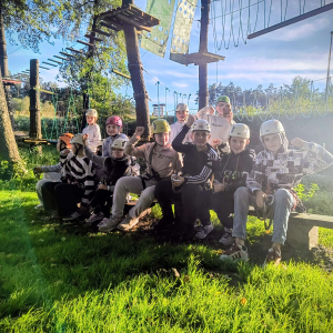 Uczniowie podczas wstępnego instruktażu w parku linowym w Krasnobrodzie (2)