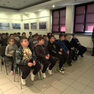 Uczniowie klas 4-6 podczas projekcji filmu o Roztoczu (2)