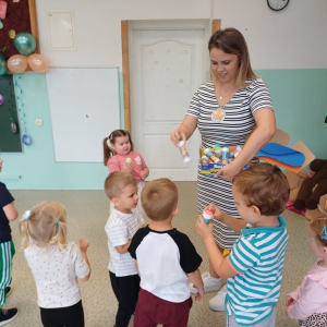 Dzień Przedszkolaka w gr. młodszej- wręczanie drobnych upominków