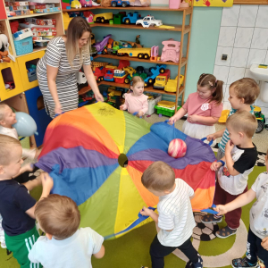 Dzień Przedszkolaka w gr. młodszej- zabawy z chustą (2)