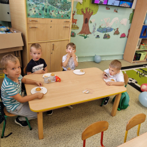 Dzień Przedszkolaka w gr. młodszej- smaczny poczęstunek