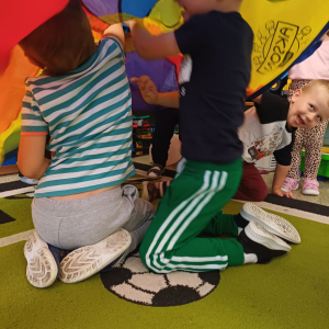 Dzień Przedszkolaka w gr. młodszej- zabawy z chustą (2)