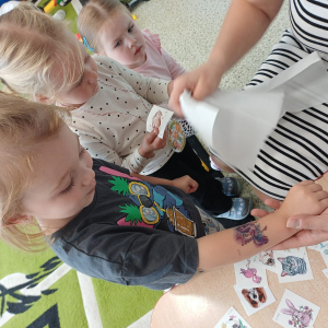 Dzień Przedszkolaka w gr. młodszej- kolorowe tatuaże (2)