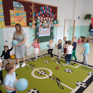 Dzień Przedszkolaka w gr. młodszej- taniec z balonami