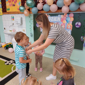 Dzień Przedszkolaka w gr. młodszej- wręczenie pamiątkowych medali