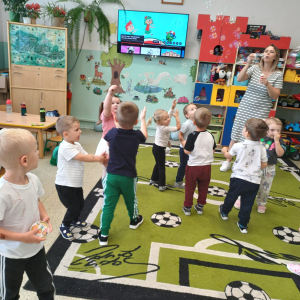 Dzień Przedszkolaka w gr. młodszej- zabawa z bańkami mydlanymi