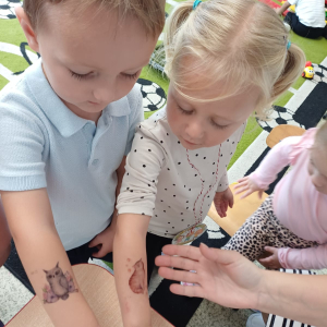 Dzień Przedszkolaka w gr. młodszej- kolorowe tatuaże (3)