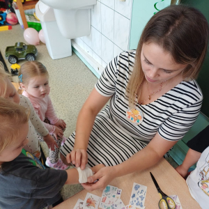 Dzień Przedszkolaka w gr. młodszej- kolorowe tatuaże (3)