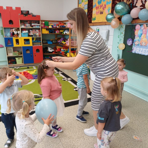 Dzień Przedszkolaka w gr. młodszej- wręczenie medali