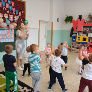 Dzień Przedszkolak w gr. młodszej- zabawa z bańkami mydlanymi